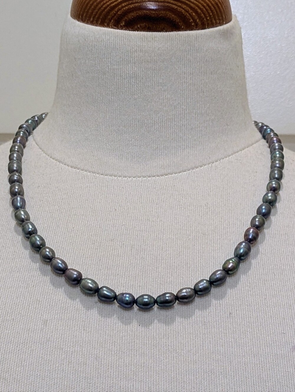 GUC Genuine Black Tahitian Circle Pearl Strand Necklace with Box Clasp - Picture 2 of 8